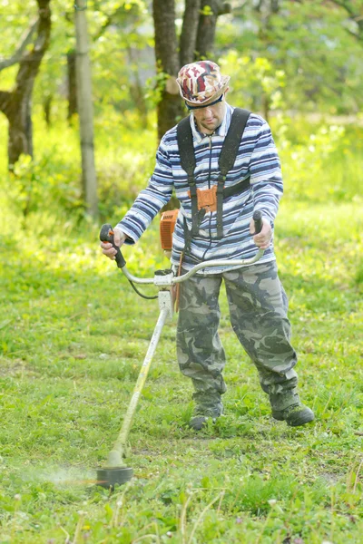 Hombre cortando hierba —  Fotos de Stock