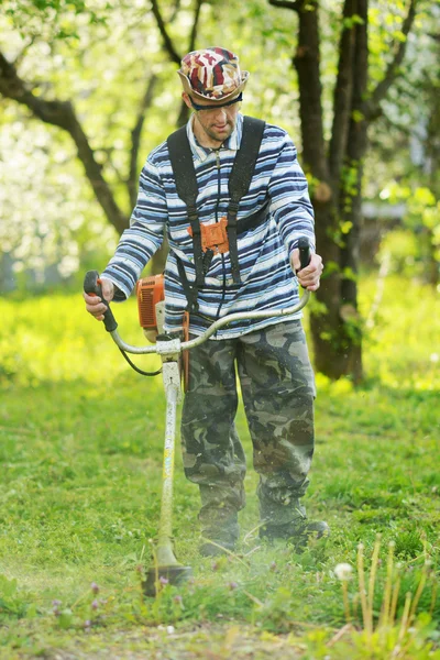 Man cutting grass — Stock Photo, Image