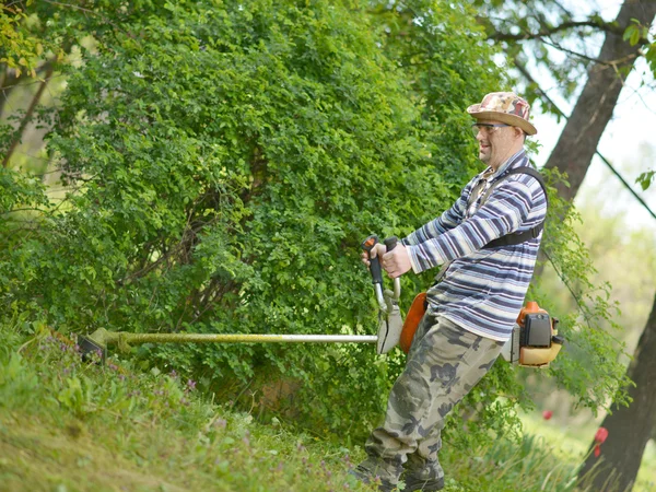 Hombre cortando hierba — Foto de Stock