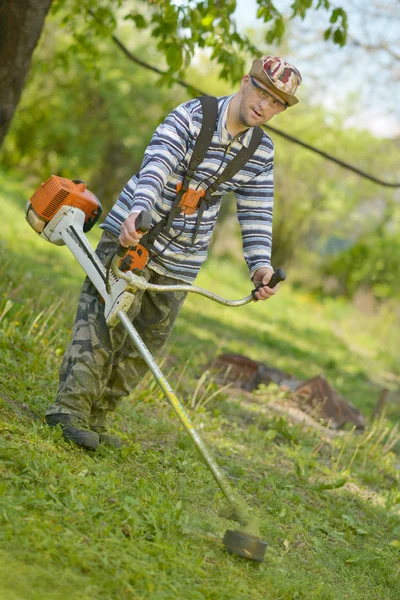 Man cutting grass — Stock Photo, Image