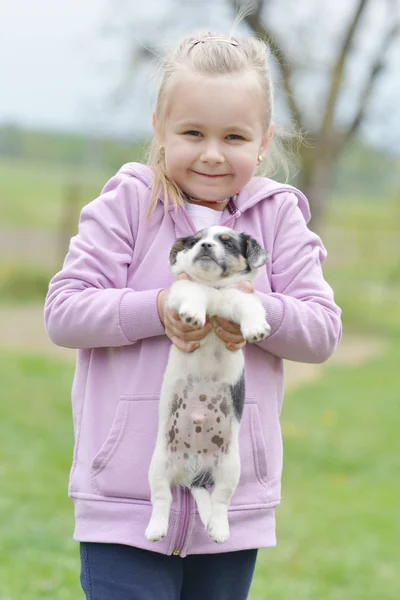 Liten flicka med hennes valp — Stockfoto