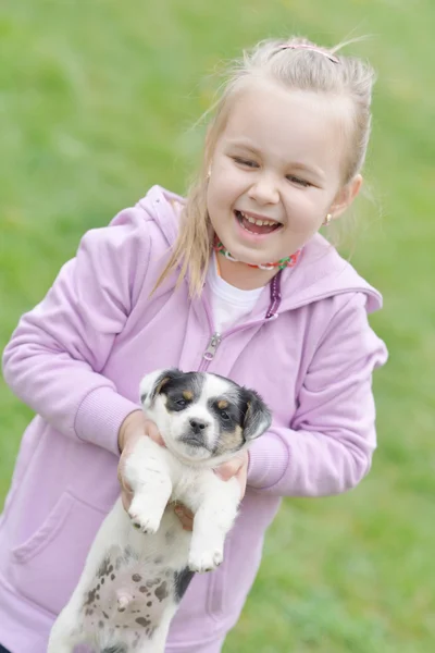 Petite fille avec son chiot — Photo