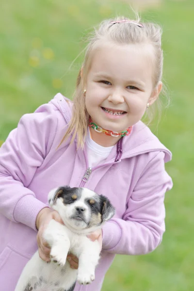 Meisje met haar puppy — Stockfoto