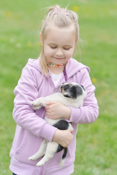 Kleines Mädchen mit ihrem Welpen — Stockfoto