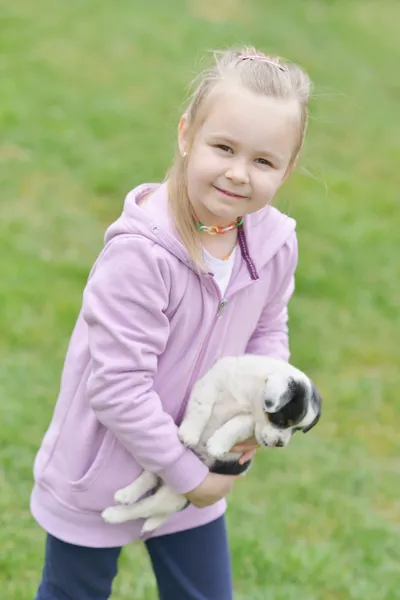 Liten flicka med hennes valp — Stockfoto