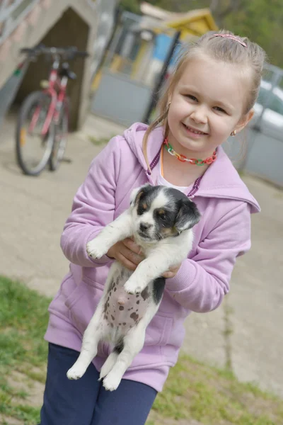 Liten flicka med hennes valp — Stockfoto