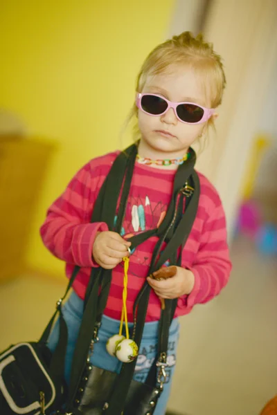 Bébé avec lunettes de soleil — Photo