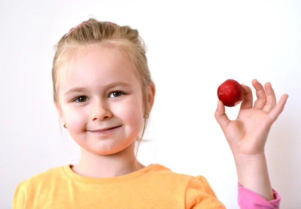 お菓子を食べる女の赤ちゃん — ストック写真