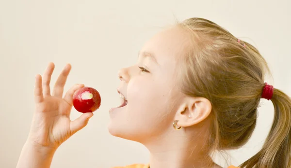 Bebê menina comer doces — Fotografia de Stock