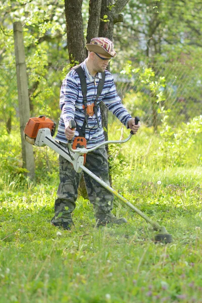 Man klippa gräs — Stockfoto