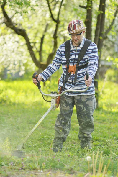 Man klippa gräs — Stockfoto