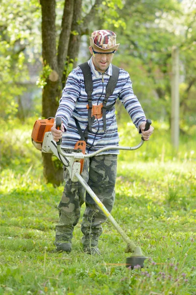 Człowiek cięcia trawy — Zdjęcie stockowe