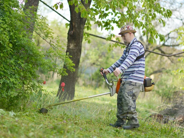 Człowiek cięcia trawy — Zdjęcie stockowe