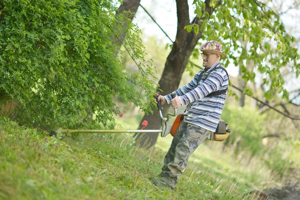 Adam kesme çim — Stok fotoğraf