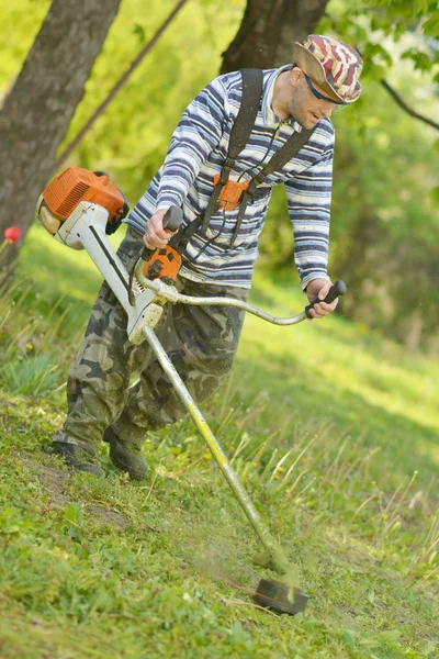 Man cutting grass — Stock Photo, Image