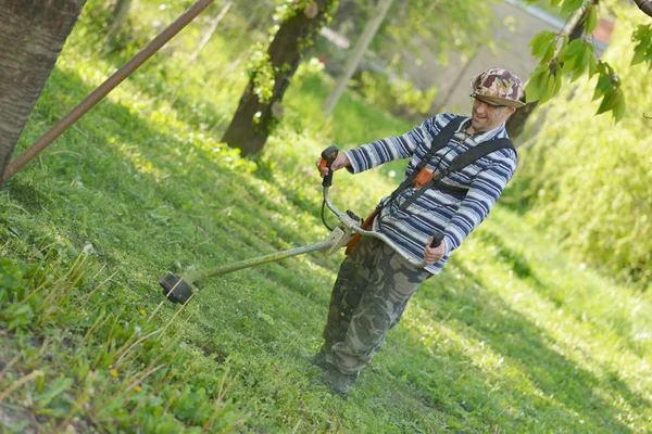 Man klippa gräs — Stockfoto