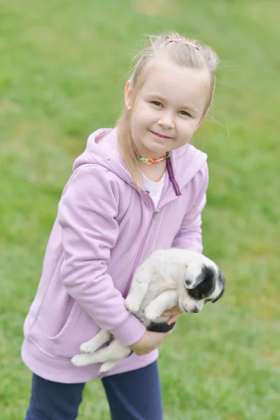 Holčička s ní štěně — Stock fotografie