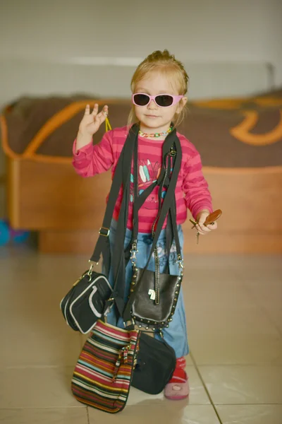 Barnet med solglasögon — Stockfoto