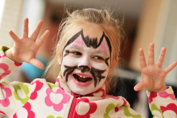 Menina com a maquiagem rosto de gato — Fotografia de Stock