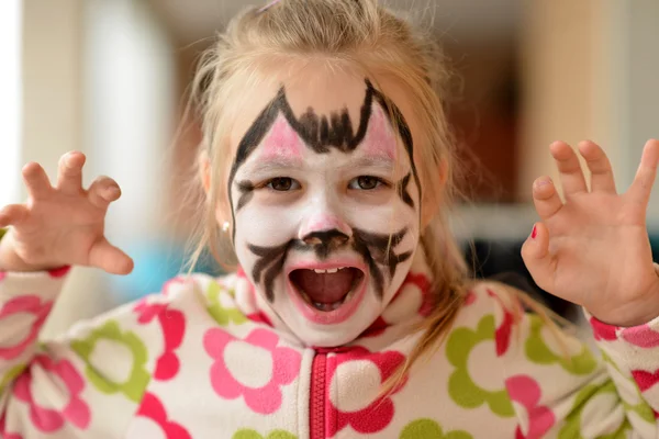 Menina com a maquiagem rosto de gato — Fotografia de Stock