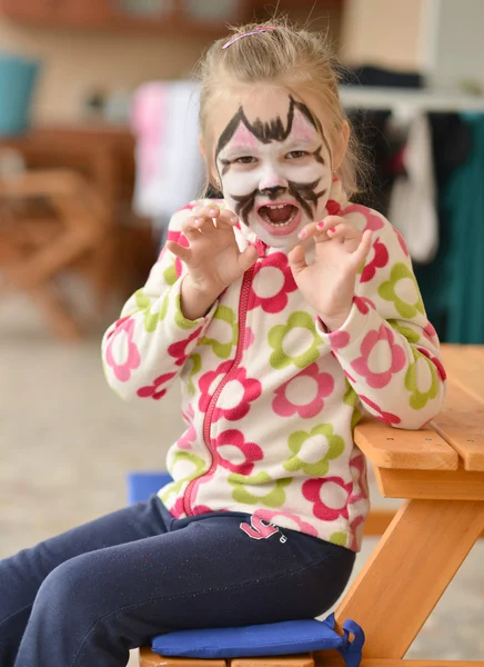 Chica con la cara de gato maquillaje —  Fotos de Stock