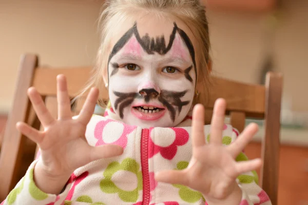 Дівчина з котячим макіяжем обличчя — стокове фото