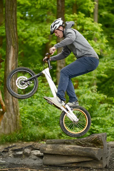 Salto del motociclista — Foto Stock