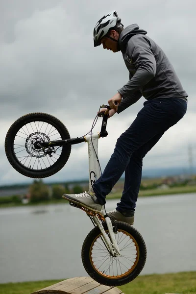 Biker jumping — Stock Photo, Image