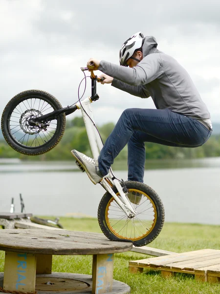 Salto del motociclista — Foto Stock