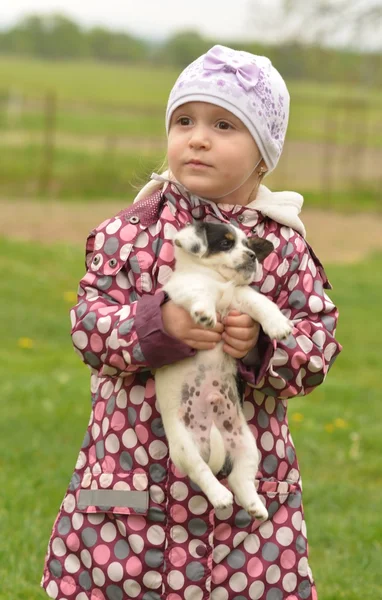 Petite fille avec son chiot — Photo