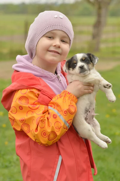 Petite fille avec son chiot — Photo