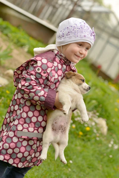 Kleines Mädchen mit ihrem Welpen — Stockfoto