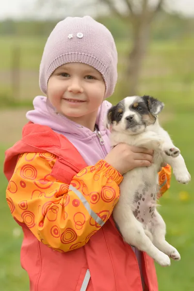 Meisje met haar puppy — Stockfoto