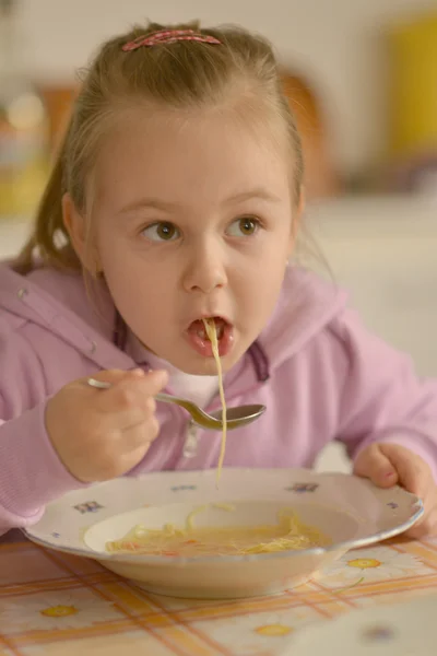 Çorbayı yiyen çocuk — Stok fotoğraf