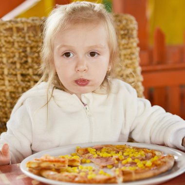 küçük kız ve pizza