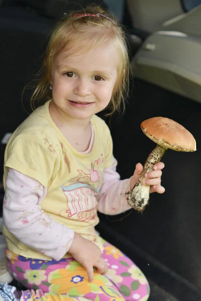 Дівчина з грибами — стокове фото