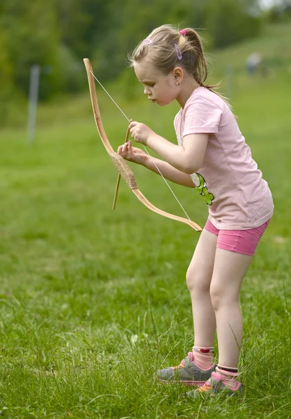 Girl shoots a bow — Stock Photo, Image
