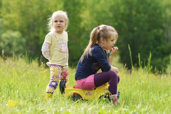 Портрет двох милих маленьких дівчат — стокове фото