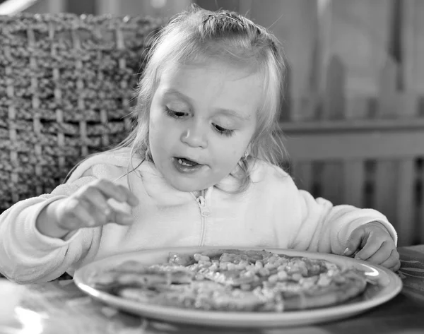 Menina e pizza — Fotografia de Stock