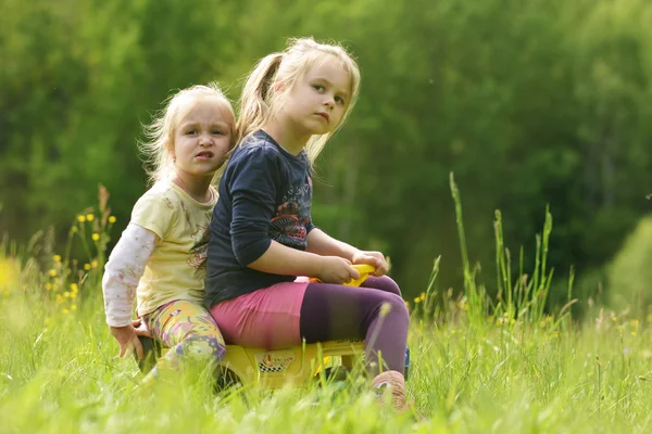 2 つのかわいい小さな女の子の肖像画 — Stockfoto