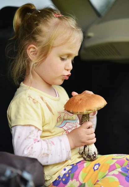 Ragazza con funghi porcini — Foto Stock