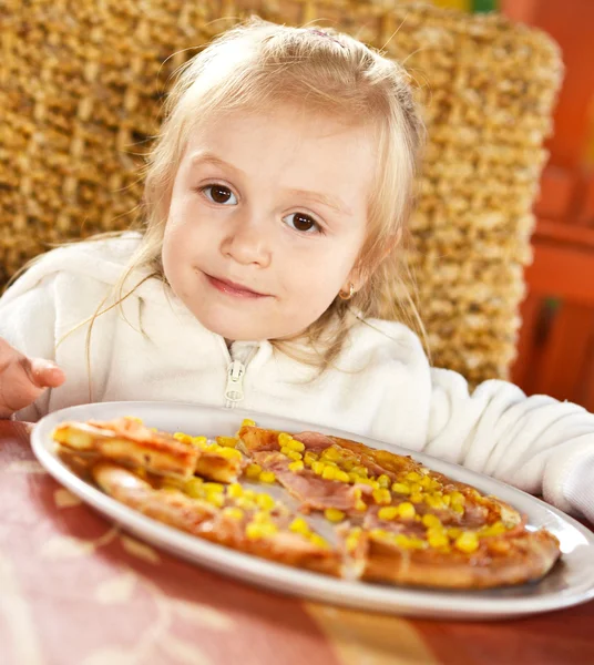 Kleines Mädchen und Pizza — Stockfoto