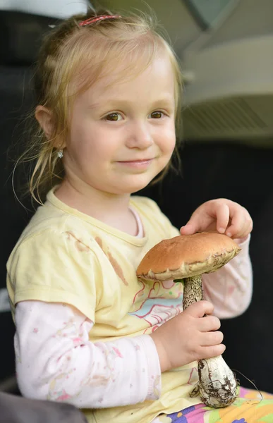 Meisje met porcini paddestoel — Stockfoto