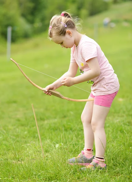 Girl shoots a bow — Stock Photo, Image