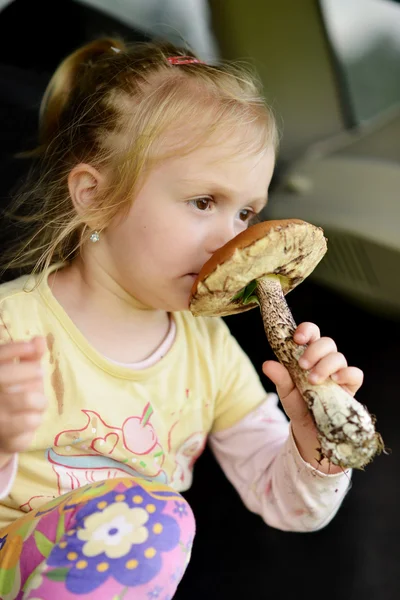 Girl with porcini mushroom — Stock Photo, Image