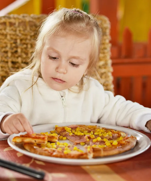 Klein meisje en pizza — Stockfoto