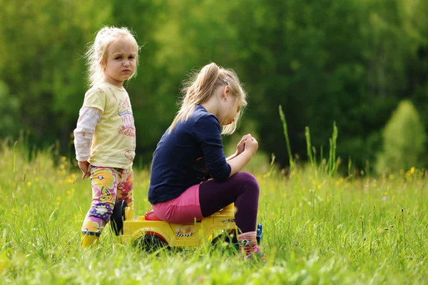 2 つのかわいい小さな女の子の肖像画 — Stockfoto