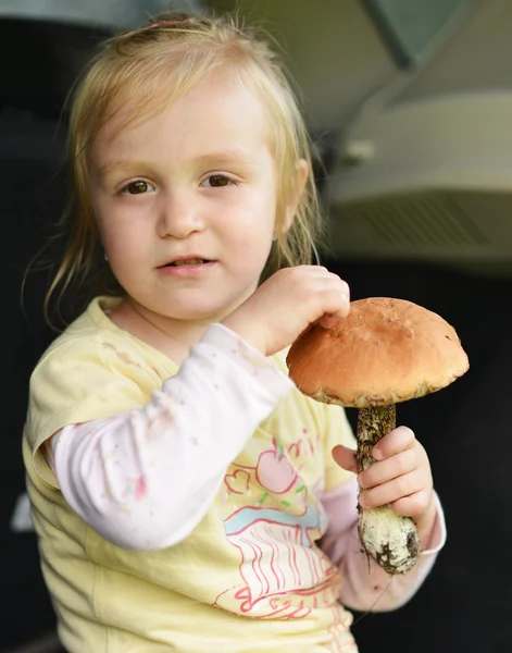 Chica con hongos porcini — Foto de Stock