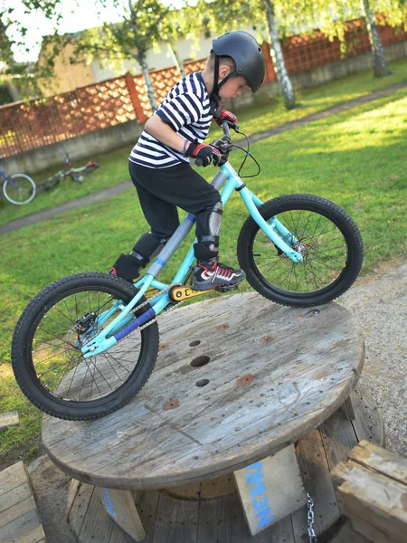 Biker jumping — Stock Photo, Image