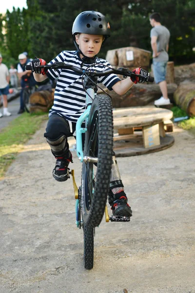 Biker jumping — Stock Photo, Image